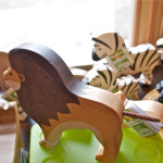 Figuren von Holztiger: Löwe und Zebras